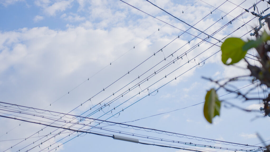 午後2時15分頃の空。薄く雲が漂う青空に電柱が立ち、日常の景色の中に静かな秋の午後を感じさせます
