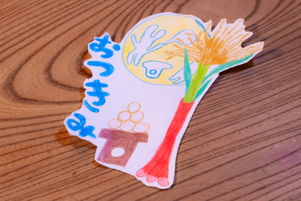 子どもが描いたお月見の絵。ススキやお団子が色鮮やかに描かれています