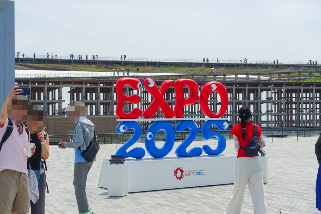 万博会場内に設置された、EXPO2025と書かれた文字のモニュメント