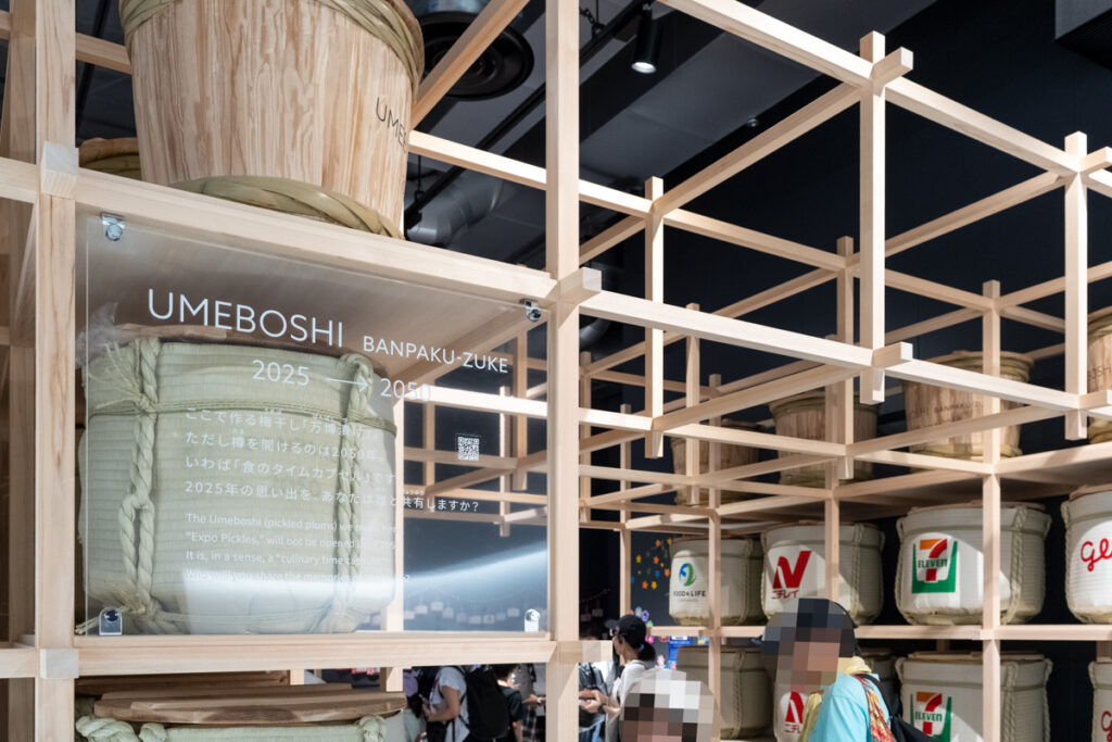 EARTHMARTの未来のフロア内観。万博漬けの展示。2050年に食べられる梅干しが樽に漬けられている様子