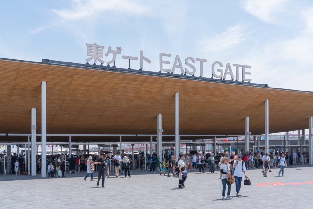 東ゲートをくぐったあと、会場側から見た東ゲート。屋根に東ゲート EASTGATEの文字が見えます