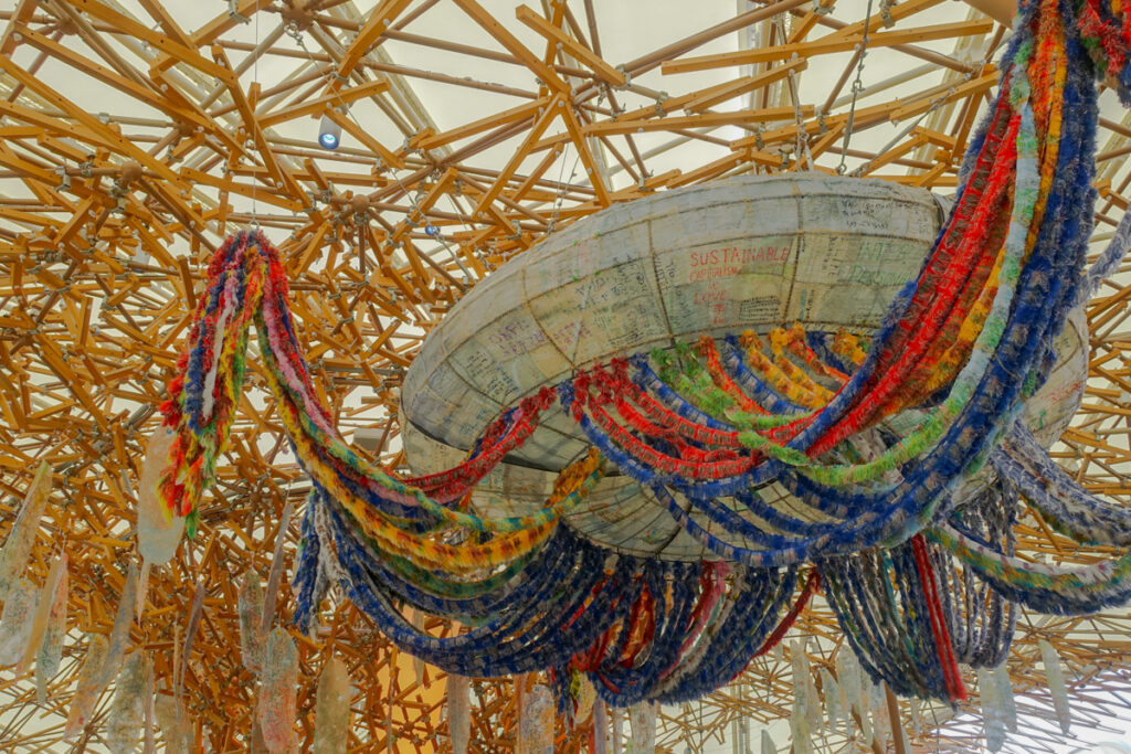 いのちの遊び場クラゲ館の内部。天井部にある大きなクラゲはペットボトルのごみを集めて作られた作品