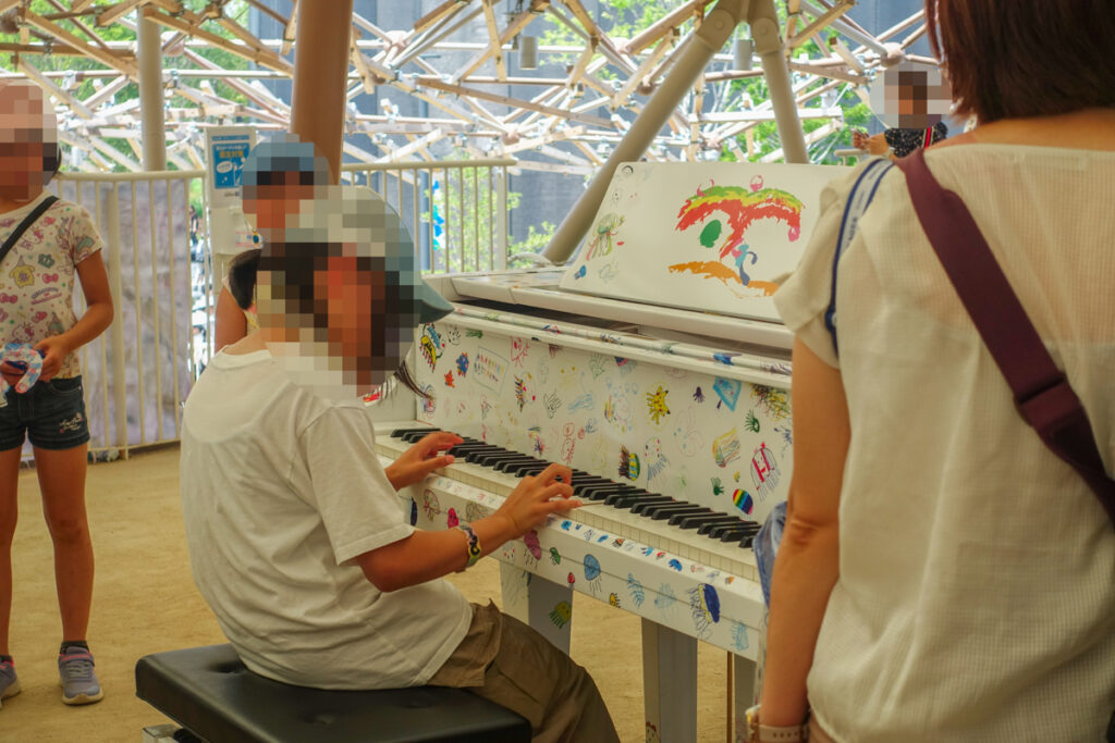 いのちの遊び場クラゲ館の内部にある希望のピアノ。ピアノには世界中の子どもたちが描いた約900体のクラゲが描かれ、自由に演奏できる