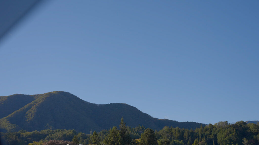 帰り道、車窓から見えた山の一部と澄んだ空。広がる山並みではなく、近くに迫る静かな山の姿が印象的な景色