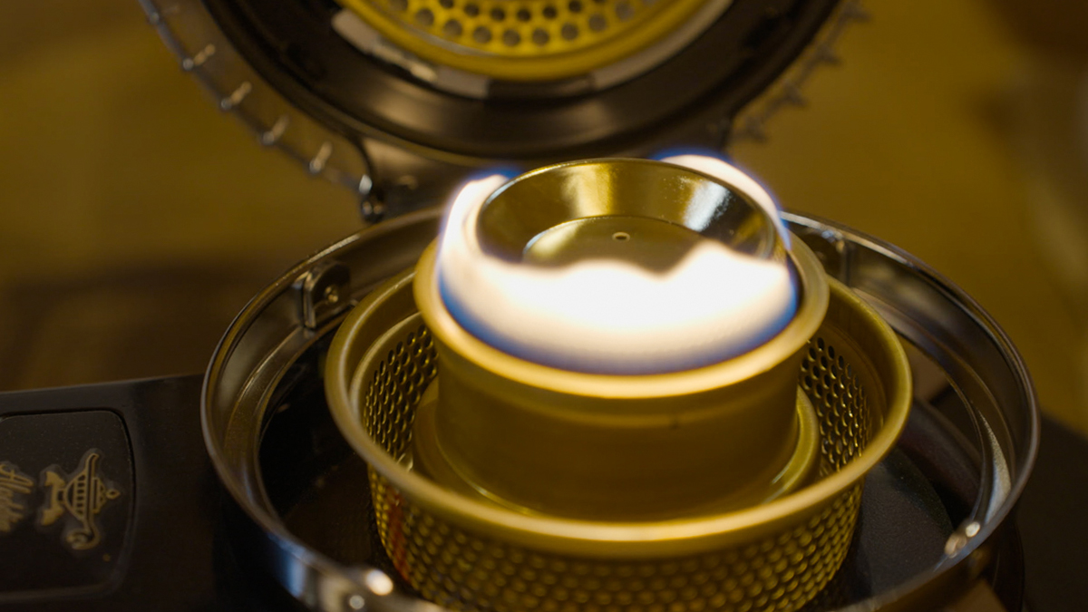 室内でストーブに火を入れた直後、青くなる前のオレンジ色の炎が揺れ、冬じたくが静かに始まったことを感じさせる瞬間