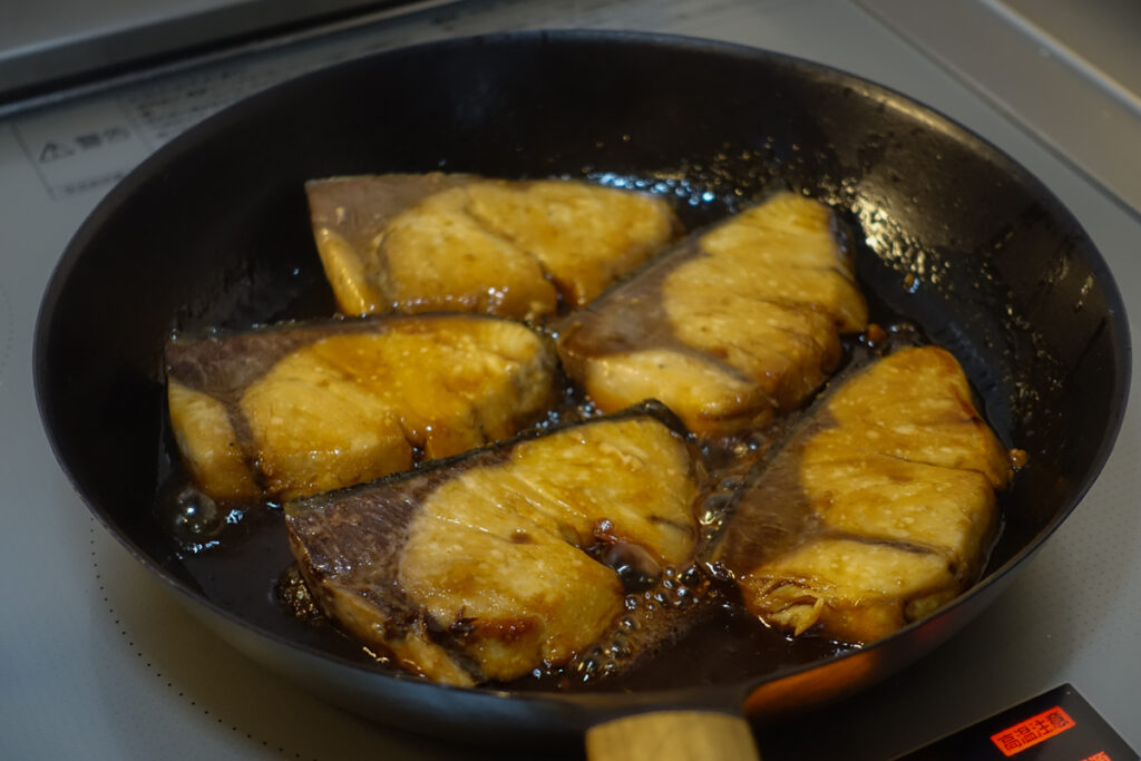 VERMICULARフライパンでぶりの照り焼きを調理している様子。日常の料理で使用している場面