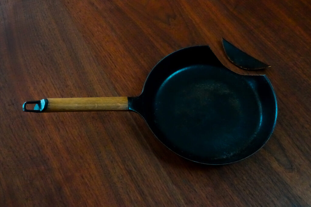 使用中に変化が生じたVERMICULARフライパン全体。表面の一部に割れが確認できる状態