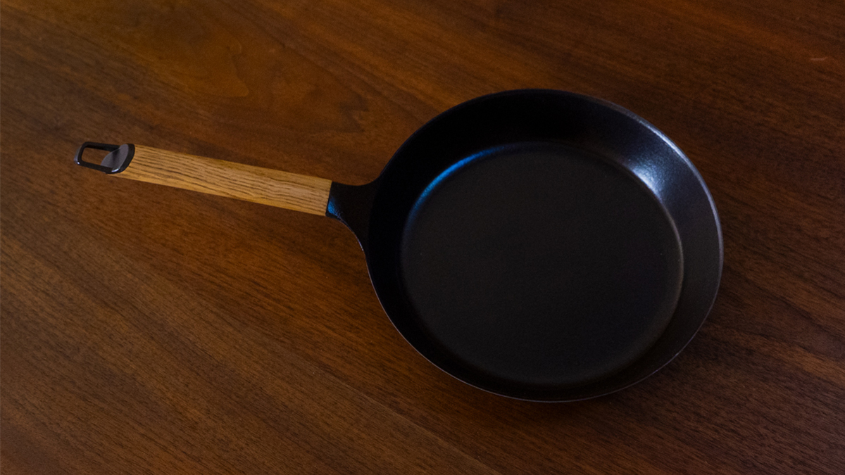 VERMICULARのリペアプログラムで修理を終えたフライパンを、リビングの机に置いて撮影した全体写真