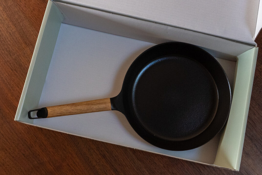 VERMICULARのリペアプログラムで修理を終え、箱に収められた状態で返送されたフライパン全体